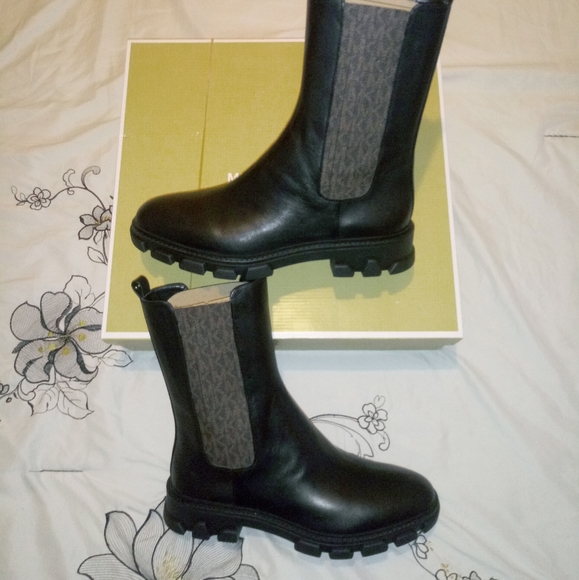 Michael Kors Ridley Chelsea Leather Boots - Picture 9 of 12